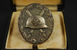 Estuche con Distintivo de Herido en Plata ambos con Manufactura de "Hauptmünzamt-Wien"