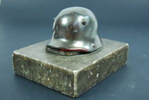WH/ Centro de Mesa con Casco "M16/18" de "Leonhardt de Dresden”