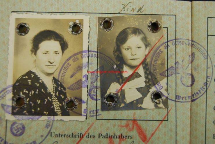 Pasaporte Alemán de 1937 para una Madre y su Hija