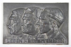 Placa de Hierro de la Fundición Prusiana "Lauchhammer" con Efigies de Hitler, Göring y Goebbels