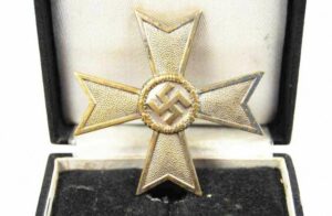 Estuche con Cruz al Merito de Guerra sin Espadas de 1ª Clase "L15"