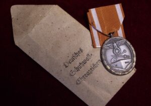 Medalla de la defensa del muro del Atlántico en su sobre de concesión..