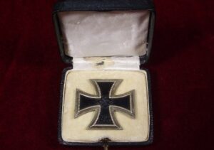 Cruz de Hierro de 1ª Clase en su Caja.