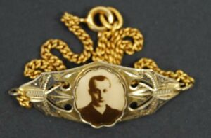 Esclava en Oro bajo de Primo de Rivera.