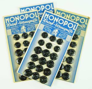 Wehrmacht/ Paperboard with 18 Glass Buttons "Monopol"
