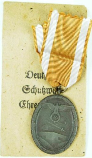 Medalla de la defensa del muro del Atlántico en su sobre de concesión.