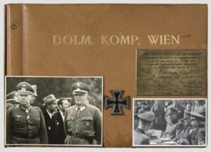 Álbum de Fotos Oficial de una Compañia en Viena a su Coronel.