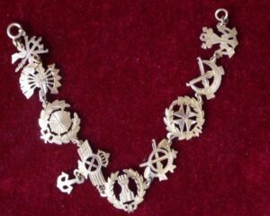 Pulsera de los años 40-50 con Distintivos