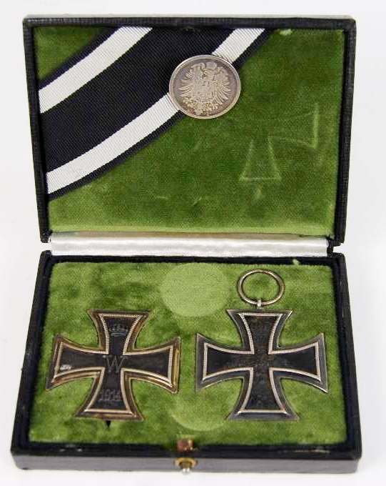 Cruz de Hierro de 1ª Clase 1914 y otra de 2ª Clase 1914 KAG con cinta y moneda en Caja