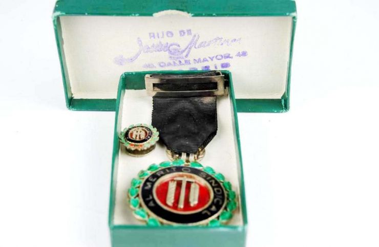 Estuche con Medalla de Plata  al "Merito Sindical" Distintivo Negro con su Miniatura