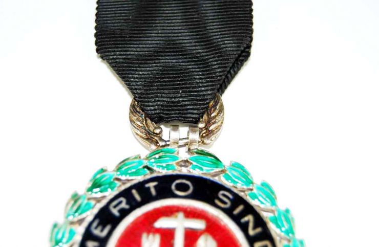 Estuche con Medalla de Plata  al "Merito Sindical" Distintivo Negro con su Miniatura