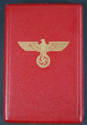 Estuche con  la Medalla de Plata al Mérito de la Orden del Águila Alemana, "835"