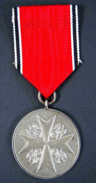 Estuche con  la Medalla de Plata al Mérito de la Orden del Águila Alemana, "835"