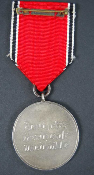 Estuche con  la Medalla de Plata al Mérito de la Orden del Águila Alemana, "835"