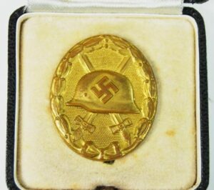 WH/ Estuche con Distintivo de Herido en Oro