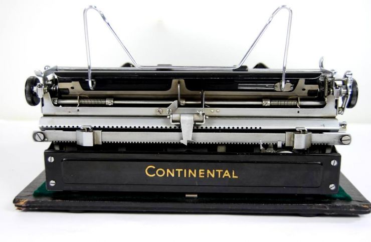 SS/ Máquina de Escribir "Continental"