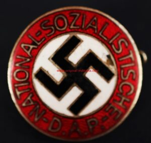 Insignia del NSADP con RZM "M1/34"