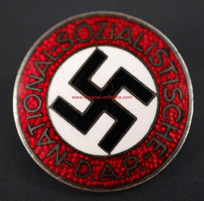 Insignia del NSDAP con RZM "M1/8"