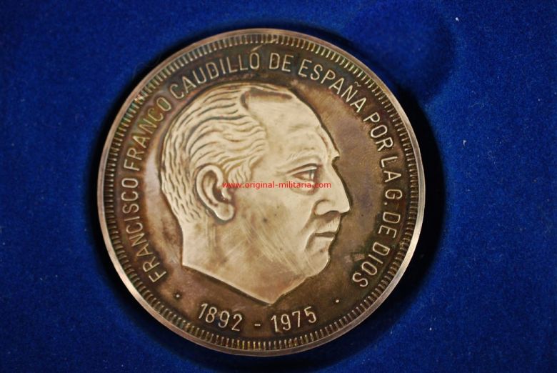 Estuche con Moneda de 5 OZ de Plata de Franco 1892/1975