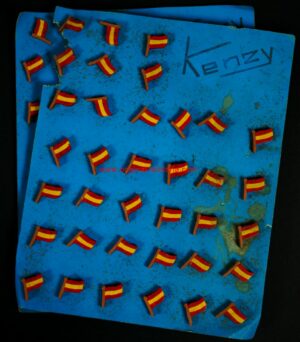 Muestrario de Insignias de Madera con Bandera Nacional. Tamaño pequeño