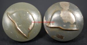Stahlhelm/ Dos Botones del Uniforme