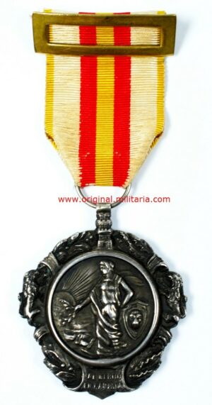 Medalla Militar Individual de la Monarquía (1918-1931), Primer modelo (fundacional) 