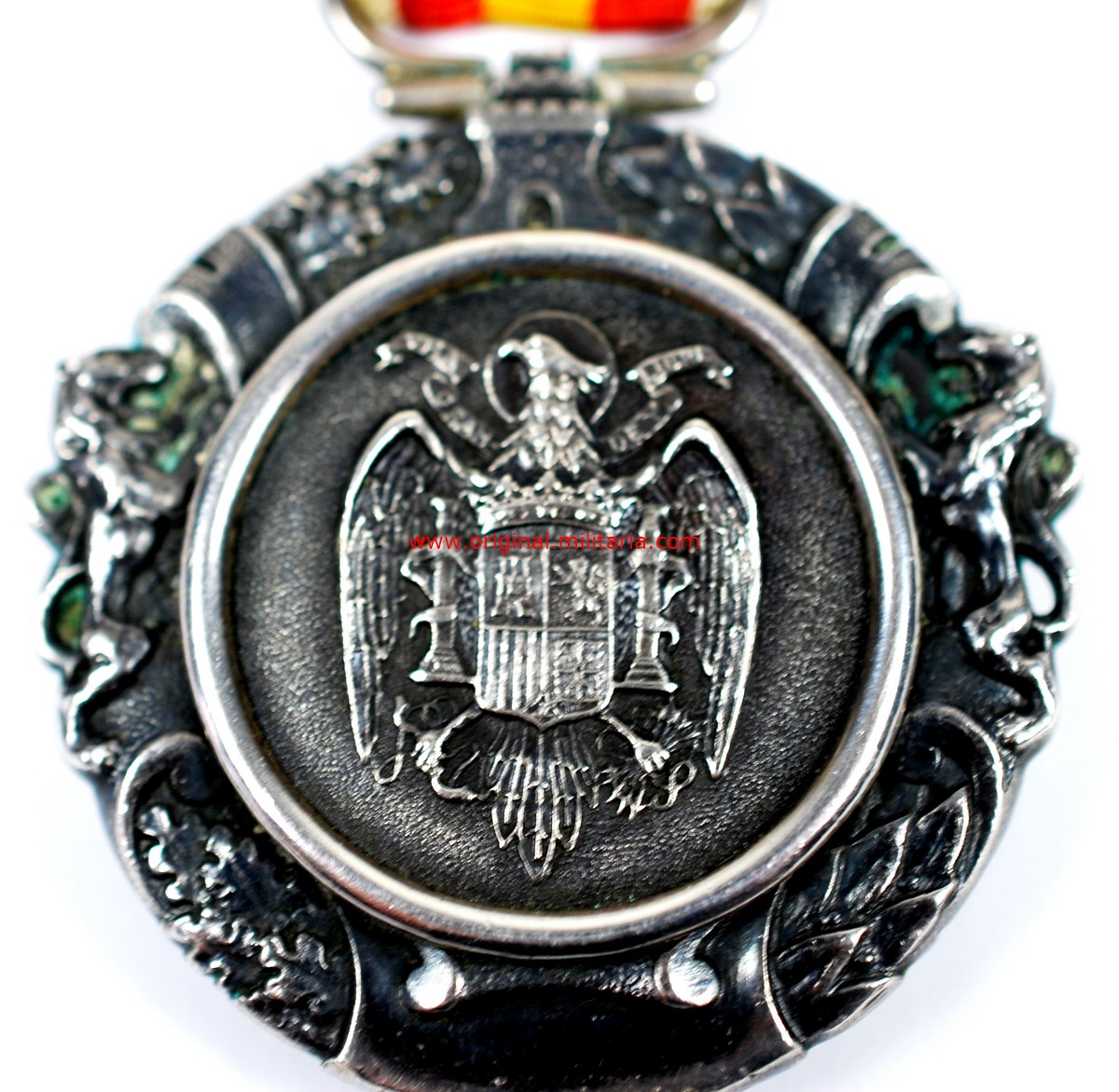 Medalla Militar Individual del nuevo Estado Español (1938-1970). Plata, Brillantes y Oro, Manufactura "CEJALVO".