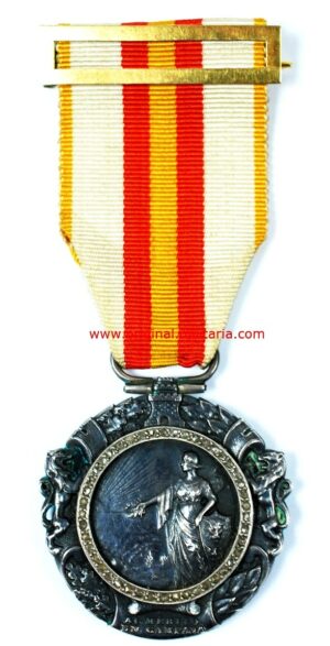 Medalla Militar Individual del nuevo Estado Español (1938-1970). Plata, Brillantes y Oro, Manufactura "CEJALVO".
