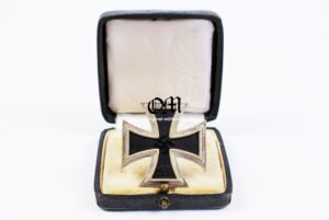 WH/ Cased Iron Cross 1St Class, 1939, Code "3" -- WH/ Estuche con Cruz de Hierro 1939 de Primera Clase, Código "3"