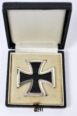 WH/ Estuche con Cruz de Hierro 1939 de 1ª Clase, Código «4», 2ª Versión,, Rara