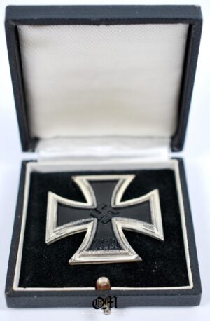 Wehrmacht/ 1939 Iron Cross 1st Class in Case, Code «4» — WH/ Estuche con Cruz de Hierro 1939 de 1ª Clase, Código «4»