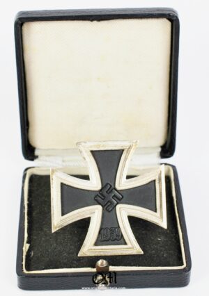 Wehrmacht/ 1939 Iron Cross 1st Class in Case, Code «26» — WH/ Estuche con Cruz de Hierro 1939 de 1ª Clase, Código «26»