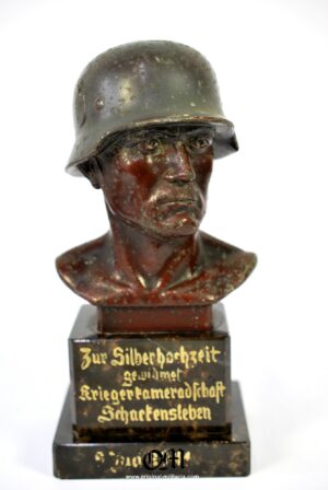 Busto de soldado con Casco de Acero M35/40 de Metal Pintado sobre Peana de Mármol con Dedicatoria, 1941