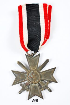 Wehrmacht/ Cruz al Mérito de Guerra de Segunda Clase con Espadas Código "53". Muy Raro este fabricante.
