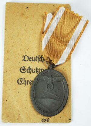 WH/ Medalla de la defensa del Muro del Atlántico en su sobre de concesión.
