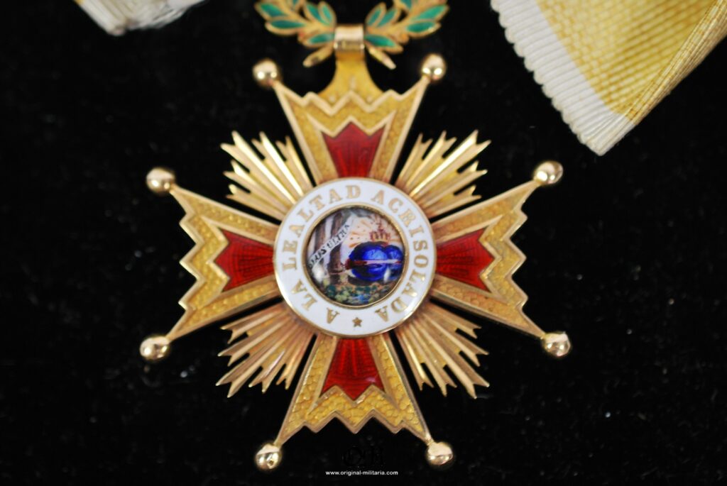 Estuche Con La Gran Cruz Y Encomienda De Oro De 18K Con Su Banda De La Estuche Con La Gran Cruz Y Encomienda De Oro De 18K Con Su Banda De La