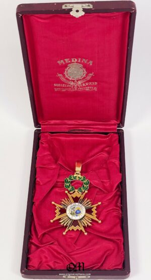 Estuche con la Encomienda en Oro (18K) de la Real Orden de Isabel la Católica. Época Alfonso XII. Manufactura de Medina. Circa 1880. Muy difícil de encontrar!!