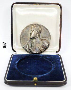Medalla Conmemorativa en Gran Relieve del 400 Aniversario de la Fundación del Monasterio del Escorial en su Estuche, 1963