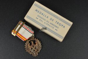 Medalla de la Campaña de Rusia, 1er Modelo fabricado por «Diez y Cia, S.A.» en su Caja para Integrantes de la Escuadrilla Azul.