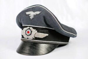 Gorra de Oficial de la Luftwaffe estilo "Alter-Art". Muy rara y dificil de encontrar de la LW.