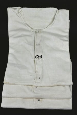 Camisetas Interiores Originales de la Wehrmacht, blancas, sin estrenar, con su RBNr. Tenemos las 3 Tallas.