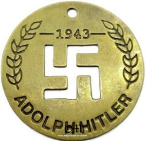 INSIGNIA DE LATON "ADOLF HITLER" DE 1943