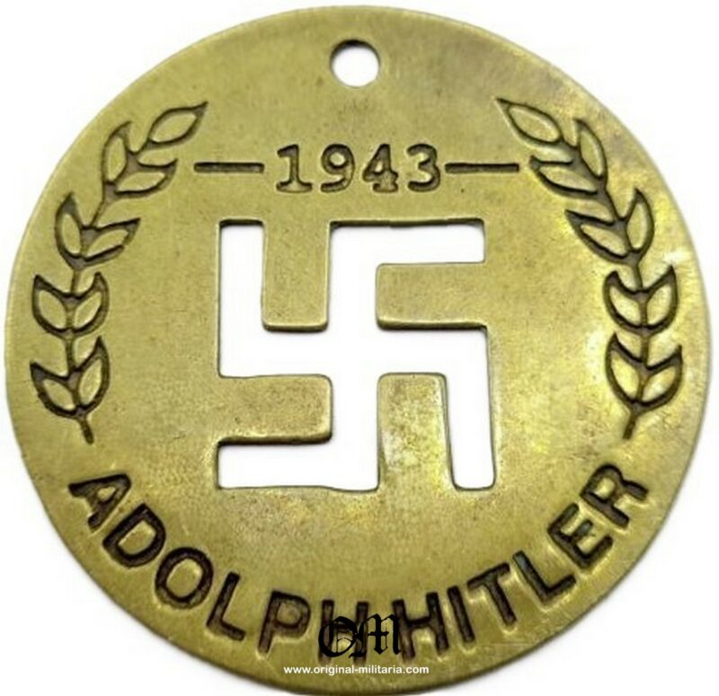 INSIGNIA DE LATON "ADOLF HITLER" DE 1943