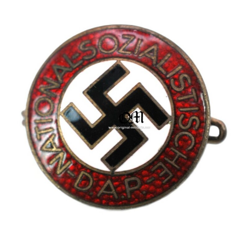 3er Tipo de Insignia de Miembro del NSDAP. E. Schmidhaussler RZM M1/128 y Paul Schulze & Co Lübeck