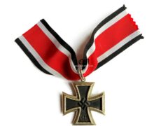 Cruz de Caballero de la Cruz de Hierro 1939 de Rudolf Souval "800" con Sección de Cinta 1957. Modelo temprano