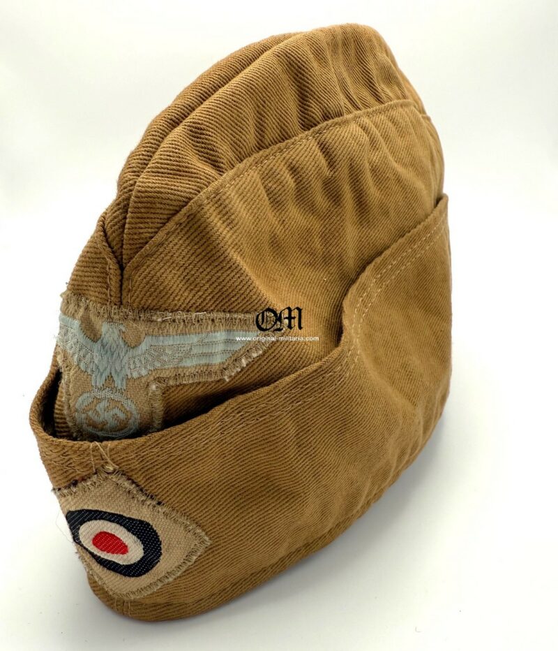 Gorro Cuartelero Tropical para Tropa y Suboficiales de Luftwaffe con Insignias del Heer, Muy Raro, 1941 - Imagen 2