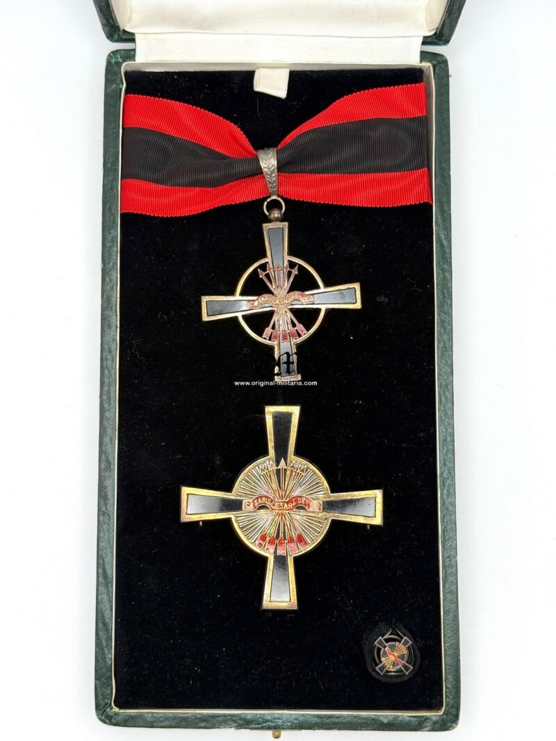1st Period case with the Imperial Order of the Yoke and Arrows, Grand Cross/Commander's Plaque, Commander's Cross, and Miniature of the Grand Cross , manufactured by "J. Saz".. Very Hard to Find!! - Image 3