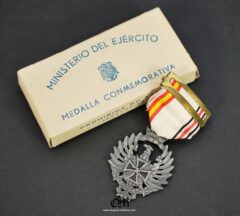 Medal of the Russian Campaign, 1st Model manufactured by "Diez y Cia, S.A." in your cardboard box. Mint Condition. Hard to Find!!