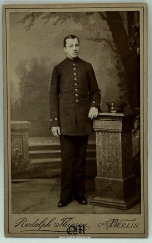 Fotografía-Retrato de Estudio hecha por «Rudolph Thiess, Berlín»