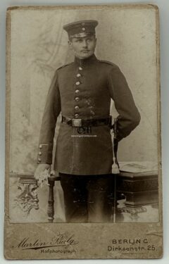 Fotografía-Retrato de Estudio hecha por "Martín Balg, Berlín" Fotógrafo de la Corte